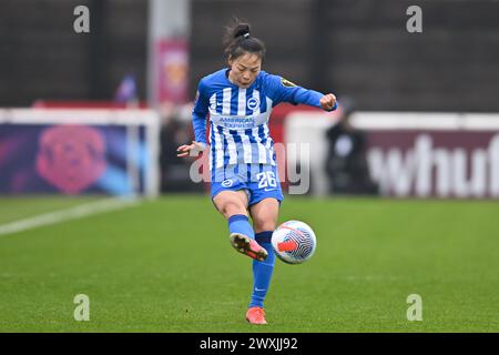 Dagenham, Kent, Großbritannien. Sonntag, den 31. März 2024. Mengwen Li (26 Brighton) gibt den Ball während des Barclays FA Women's Super League-Spiels zwischen West Ham United und Brighton und Hove Albion im Chigwell Construction Stadium, Dagenham, am Sonntag, den 31. März 2024. (Foto: Kevin Hodgson | MI News) Credit: MI News & Sport /Alamy Live News Stockfoto