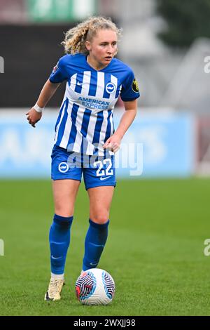 Dagenham, Kent, Großbritannien. Sonntag, den 31. März 2024. Katie Robinson (22 Brighton) kontrolliert den Ball während des Barclays FA Women's Super League-Spiels zwischen West Ham United und Brighton und Hove Albion im Chigwell Construction Stadium, Dagenham am Sonntag, den 31. März 2024. (Foto: Kevin Hodgson | MI News) Credit: MI News & Sport /Alamy Live News Stockfoto