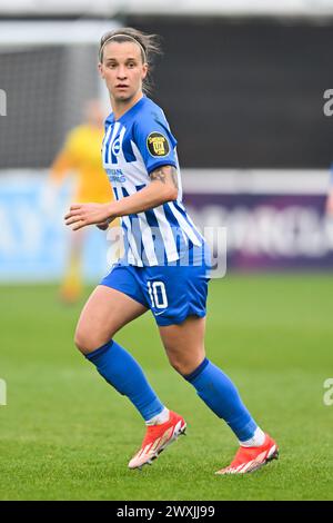 Dagenham, Kent, Großbritannien. Sonntag, den 31. März 2024. Julia Olme (10 Brighton) während des Barclays FA Women's Super League-Spiels zwischen West Ham United und Brighton und Hove Albion im Chigwell Construction Stadium, Dagenham am Sonntag, den 31. März 2024. (Foto: Kevin Hodgson | MI News) Credit: MI News & Sport /Alamy Live News Stockfoto