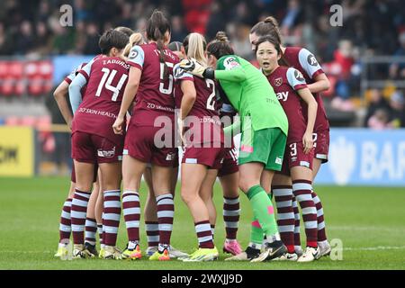 Dagenham, Kent, Großbritannien. Sonntag, den 31. März 2024. Das Team von West Ham trainiert sich während des Spiels der Barclays FA Women's Super League zwischen West Ham United und Brighton und Hove Albion im Chigwell Construction Stadium in Dagenham am Sonntag, den 31. März 2024. (Foto: Kevin Hodgson | MI News) Credit: MI News & Sport /Alamy Live News Stockfoto