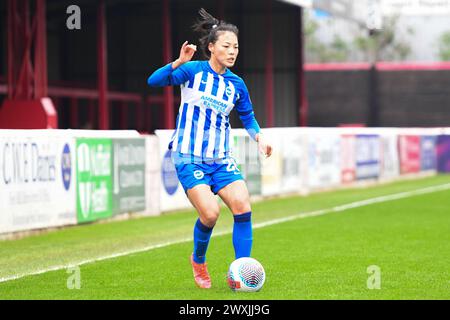 Dagenham, Kent, Großbritannien. Sonntag, den 31. März 2024. Mengwen Li (26 Brighton) kontrolliert den Ball während des Barclays FA Women's Super League-Spiels zwischen West Ham United und Brighton und Hove Albion im Chigwell Construction Stadium, Dagenham am Sonntag, den 31. März 2024. (Foto: Kevin Hodgson | MI News) Credit: MI News & Sport /Alamy Live News Stockfoto