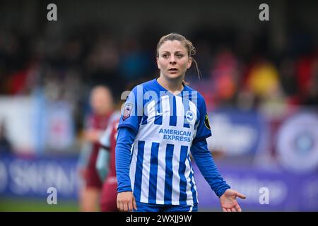 Dagenham, Kent, Großbritannien. Sonntag, den 31. März 2024. Veatriki Sarri (7 Brighton) wartet am Sonntag, den 31. März 2024 im Chigwell Construction Stadium in Dagenham auf das Spiel der Barclays FA Women's Super League zwischen West Ham United und Brighton und Hove Albion. (Foto: Kevin Hodgson | MI News) Stockfoto