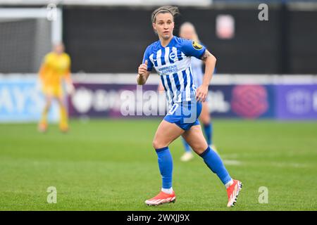 Dagenham, Kent, Großbritannien. Sonntag, den 31. März 2024. Julia Olme (10 Brighton) während des Barclays FA Women's Super League-Spiels zwischen West Ham United und Brighton und Hove Albion im Chigwell Construction Stadium, Dagenham am Sonntag, den 31. März 2024. (Foto: Kevin Hodgson | MI News) Credit: MI News & Sport /Alamy Live News Stockfoto