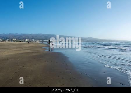 Sandstrand von Maspalomas mit Blick auf die Stadt Playa del Inglés auf der Kanarischen Insel Gran Canaria, Spanien, Europa. Stockfoto