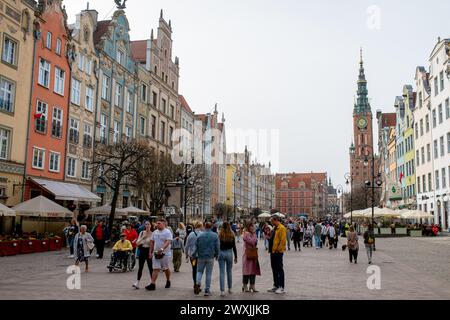 Danzig, Polen. 31. März 2024. Ein Blick auf den langen Markt in Danzig voller Menschen. Das schöne Wetter und die warme Luft zogen viele Leute an, um draußen zu spazieren. (Foto: Mateusz Slodkowski/SOPA Images/SIPA USA) Credit: SIPA USA/Alamy Live News Stockfoto