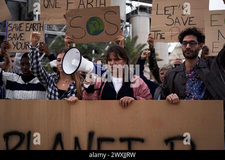 Verschiedene Gruppen von Menschen versammelten sich, um gegen Fabriken und Umweltfragen zu protestieren. Stockfoto