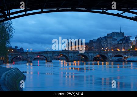 Der Conciergerie-Palast und die Pont Neuf-Brücke über die seine am frühen Morgen in Paris, Frankreich Stockfoto