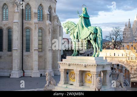 16.1.24 Budapest Ungarn: Matthiaskirche und Fischerbastei in Budapest, Ungarn. Stockfoto