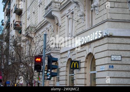 16.1.24 Budapest Ungarn: MC Donald's Logo auf der Vorderseite des Gebäudes in Budapest, Ungarn Stockfoto