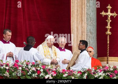 Vatikan, Vatikan. 31. März 2024. Papst Franziskus überbringt den Segen URBI et Orbi vom zentralen Balkon der St. Petersdom. Papst Franziskus überbrachte nach der Ostermesse den Segen URBI et Orbi vom zentralen Balkon der St. Petersbasilika in Vatikanstadt. Papst Franziskus überbrachte seine Osterbotschaft und seinen Segen "an die Stadt und die Welt", insbesondere für das Heilige Land, die Ukraine, Myanmar, Syrien, den Libanon, und Afrika sowie für die Opfer von Menschenhandel, ungeborene Kinder und alle, die schwere Zeiten erleben. Quelle: SOPA Images Limited/Alamy Live News Stockfoto