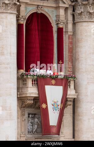 Vatikan, Vatikan. 31. März 2024. Papst Franziskus hält seine Rede „an die Stadt und die Welt“ vom zentralen Balkon des St. Petersdom. Papst Franziskus überbrachte nach der Ostermesse den Segen URBI et Orbi vom zentralen Balkon der St. Petersbasilika in Vatikanstadt. Papst Franziskus überbrachte seine Osterbotschaft und seinen Segen "an die Stadt und die Welt", insbesondere für das Heilige Land, die Ukraine, Myanmar, Syrien, den Libanon, und Afrika sowie für die Opfer von Menschenhandel, ungeborene Kinder und alle, die schwere Zeiten erleben. Quelle: SOPA Images Limited/Alamy Live News Stockfoto