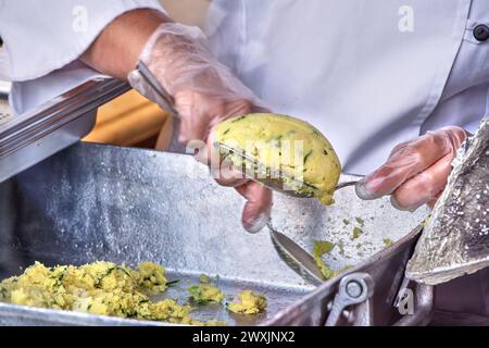 Geschmack des Meeres: Die Zubereitung köstlicher Kabeljaukuchen Stockfoto