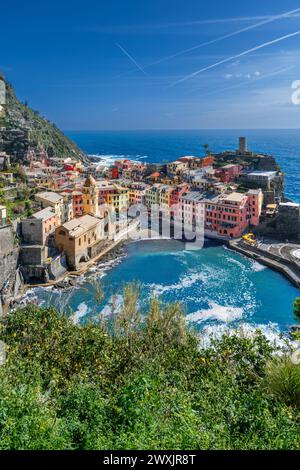 Vernazza, La Spezia, Ligurien, Italien: Blick auf das Fischerdorf mit typischen bunten Häusern, Vernazza ist ein Dorf im Nationalpark Cinque Terre Stockfoto