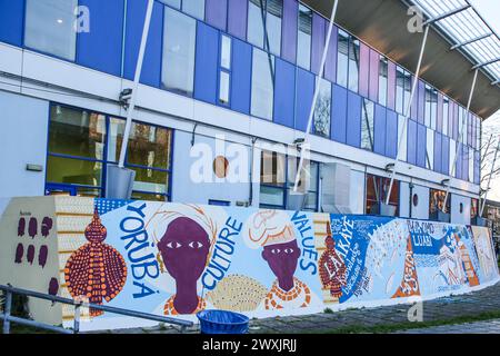 Das Yoruba Heritage Mural wurde vor dem Peckham Lesuire Center am Peckham Square im Südosten Londons enthüllt. Dieses Projekt, das von Frau Gbemi Isimi von Culture Tree geleitet wurde, wurde vom Bürgermeister von London finanziert und vom Southwark Council unterstützt. Stockfoto