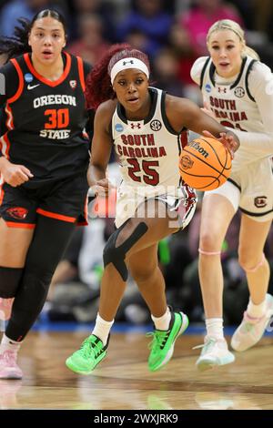 Albany, New York, USA. 31. März 2024. Der Guardin RAVEN JOHNSON aus South Carolina (25) schiebt den Ball während des NCAA Women's Basketball Tournament Albany 1 Regional Final 2024 in der MVP Arena in Albany, N.Y. (Foto: © Scott Rausenberger/ZUMA Press Wire) NUR ZUR REDAKTIONELLEN VERWENDUNG! Nicht für kommerzielle ZWECKE! Stockfoto