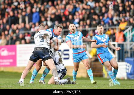 Featherstone, England - 29. März 2024 Matty Ashurst von Wakefield Trinity nimmt sich Josh Hardcastle von Featherstone Rovers an. Rugby League Betfred Championship, Featherstone Rovers vs Wakefield Trinity im Millenium Stadium, Featherstone, UK Dean Williams Stockfoto