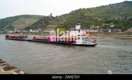 Container beladener Lastkahn am Rhein vorbei, Schloss Pfalzgrafenstein, auf der Insel Falkenau, im Hintergrund, Blick vom linken Ufer Stockfoto