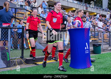 Sydney, Australien. 31. März 2024. Die Schiedsrichter gehen am 31. März 2024 in Sydney auf das Feld vor dem A-League Women Rd22 Spiel zwischen Sydney FC und Melbourne Victory. Credit: IOIO IMAGES/Alamy Live News Stockfoto