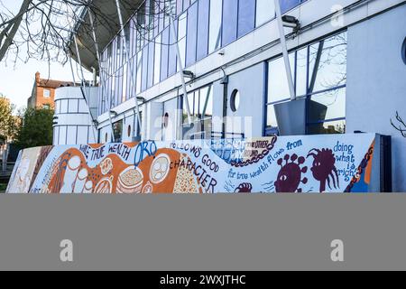 London, Großbritannien. 30. März 2024. Das Yoruba Heritage Mural wurde vor dem Peckham Lesuire Center am Peckham Square im Südosten Londons enthüllt. Dieses Projekt, das von Frau Gbemi Isimi von Culture Tree geleitet wurde, wurde vom Bürgermeister von London finanziert und vom Southwark Council unterstützt. (Credit Image: © Thabo Jaiyesimi/SOPA Images via ZUMA Press Wire) NUR REDAKTIONELLE VERWENDUNG! Nicht für kommerzielle ZWECKE! Stockfoto