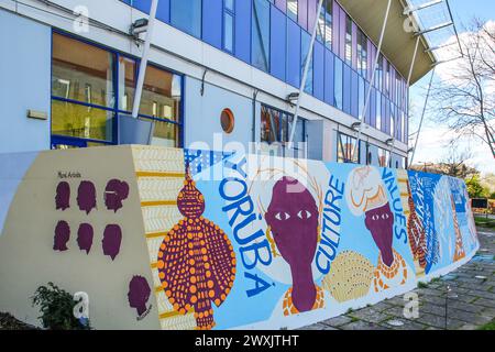 London, Großbritannien. 30. März 2024. Das Yoruba Heritage Mural wurde vor dem Peckham Lesuire Center am Peckham Square im Südosten Londons enthüllt. Dieses Projekt, das von Frau Gbemi Isimi von Culture Tree geleitet wurde, wurde vom Bürgermeister von London finanziert und vom Southwark Council unterstützt. (Credit Image: © Thabo Jaiyesimi/SOPA Images via ZUMA Press Wire) NUR REDAKTIONELLE VERWENDUNG! Nicht für kommerzielle ZWECKE! Stockfoto