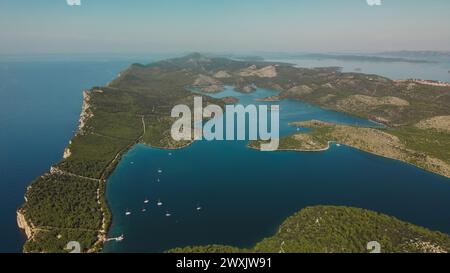 Panoramablick auf den Telascica Nationalpark, Dugi Otok Insel mit Klippen und Bucht in Kroatien Stockfoto