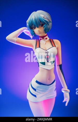 Das Foto zeigt eine Sammlung von Figuren einer Figur aus einer ungeheuer beliebten Anime-Serie in Japan. Stockfoto