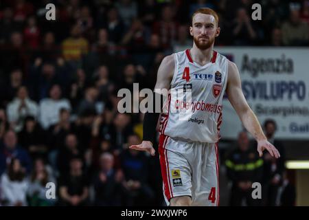 Niccolo Mannion #4 von Pallacanestro Varese OpenJobMetis Gesten während des LBA Lega Basket, Einem regulären Saisonspiel 2023/24 zwischen Pallacanestro Varese OpenJobMetis und Germani Brescia in der Itelyum Arena. Endpunktzahl; OJM Varese 92 : 95 Germani Brescia. Stockfoto