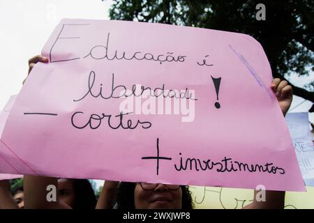 Salvador, Bahia, Brasilien - 15. Mai 2019: Schüler öffentlicher Schulen protestieren während einer Demonstration zugunsten der brasilianischen Bildung in der Stadt Stockfoto