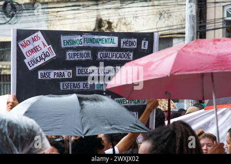 Salvador, Bahia, Brasilien - 15. Mai 2019: Viele Studenten protestieren in Salvador, Bahia, für brasilianische Bildung. Stockfoto