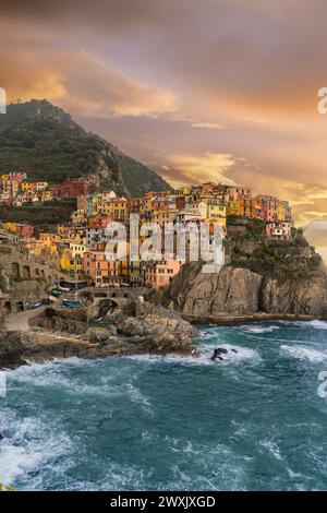 Manarola, Riomaggiore, La Spezia, Ligurien, Italien: Malerischer Blick auf das Fischerdorf mit typischen bunten Häusern am Sonnenuntergang, Manarola ist ein Dorfbewohner Stockfoto