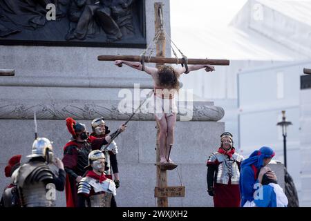 Peter Bergin, der in diesem Jahr als Jesus Christus fungiert, wird während der Aufführung gemäß der Bibel gekreuzigt. Eine jährliche Live-Aufführung der „Passion of Jesus“, die die letzten Tage Jesu darstellt, von den Wintershall Players wurde am Karfreitag auf dem Trafalgar Square gespielt. Stockfoto