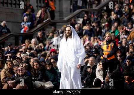 London, Großbritannien. März 2024. Peter Bergin, der in diesem Jahr als Jesus Christus fungiert, taucht während der Vorstellung in der Zuschauermenge wieder auf. Eine jährliche Live-Aufführung der „Passion of Jesus“, die die letzten Tage Jesu darstellt, von den Wintershall Players wurde am Karfreitag auf dem Trafalgar Square gespielt. (Foto: Hesther ng/SOPA Images/SIPA USA) Credit: SIPA USA/Alamy Live News Stockfoto