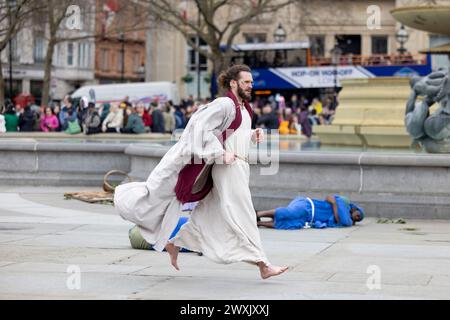 London, Großbritannien. März 2024. Peter Bergin, der in diesem Jahr als Jesus Christus fungiert, handelt die letzten Tage Jesu gemäß der Bibel während der Aufführung. Eine jährliche Live-Aufführung der „Passion of Jesus“, die die letzten Tage Jesu darstellt, von den Wintershall Players wurde am Karfreitag auf dem Trafalgar Square gespielt. (Credit Image: © Hesther ng/SOPA images via ZUMA Press Wire) NUR REDAKTIONELLE VERWENDUNG! Nicht für kommerzielle ZWECKE! Stockfoto