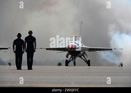 Die F-16C Fighting Falcons stellten das United States Air Force Air Demonstration Team „Thunderbirds“ vor, das am 29. März 2024 auf der MacDill Air Force Base in Florida auftreten sollte. Das Thunderbirds führte das Tampa Bay AirFest an und zeigte den Stolz, die Präzision und die Professionalität von fast 700.000 US-Luftstreitkräften auf der ganzen Welt. (Foto der U.S. Air Force von Senior Airman Jessica Do) Stockfoto