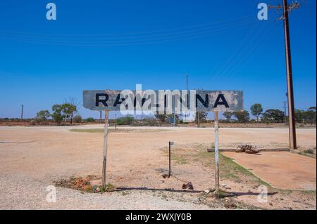 Namensschild für Rawlinna, eine kleine Outback-Stadt an der Indian Pacific Railway Line auf der Nullarbor Plain, Western Australia, WA, Australien Stockfoto