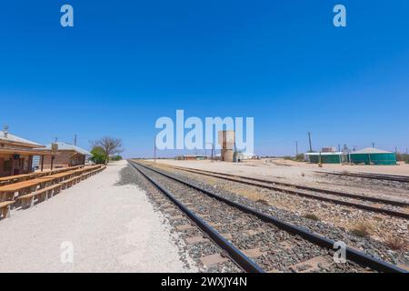 Blick auf den Bahnhof Rawlinna, eine winzige abgelegene Outback-Stadt entlang der Indian Pacific Railway Line auf der Nullarbor Plain, Western Australia, WA, Aust Stockfoto