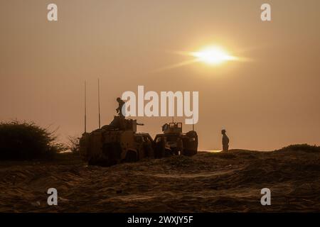 US-Marines, die dem Combat Logistics Battalion 15, 15th Marine Expeditionary Unit, zugeteilt wurden, inszenierten Joint Light Tactical Vehicles, bevor sie am 28. März 2024 eine bilaterale Trainingssituation mit den Indischen Streitkräften während der Übung Tiger TRIUMPH am Kakinada Beach, Indien, durchführten. Tiger TRIUMPH ermöglicht es den US-amerikanischen und indischen Streitkräften, die Interoperabilität und die bilaterale, gemeinsame und dienstliche Bereitschaft in der Region des Indischen Ozeans und darüber hinaus zu verbessern, um die gemeinsamen regionalen Sicherheitsziele besser zu erreichen. (Foto des U.S. Marine Corps von CPL. Aidan Hekker) Stockfoto