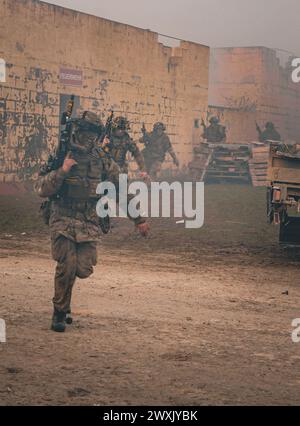 Offizierskadetten der Königlichen Militärakademie Sandhurst führen während des Dynamic Victory 24-01 einen Angriff auf das Joint Multinational Readiness Center (JMRC) bei Hohenfels, Deutschland, am 27. März 2024 durch. Dynamic Victory ist die letzte Übung, die Offizierskadetten an der Royal Military Academy Sandhurst durchmachen. Die JMRC stellt Einrichtungen, ein Trainingsumfeld und eine gegnerische Streitmacht bereit, um sicherzustellen, dass die Kadetten in der Lage sind, Soldaten in der britischen Armee zu kommissionieren und zu führen. (Foto der US-Armee von SPC. Leonard Beckett) Stockfoto