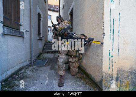 Offizierskadetten der Königlichen Militärakademie Sandhurst führen während des Dynamic Victory 24-01 einen Angriff auf das Joint Multinational Readiness Center (JMRC) bei Hohenfels, Deutschland, am 27. März 2024 durch. Dynamic Victory ist die letzte Übung, die Offizierskadetten an der Royal Military Academy Sandhurst durchmachen. Die JMRC stellt Einrichtungen, ein Trainingsumfeld und eine gegnerische Streitmacht bereit, um sicherzustellen, dass die Kadetten in der Lage sind, Soldaten in der britischen Armee zu kommissionieren und zu führen. (Foto der US-Armee von SPC. Leonard Beckett) Stockfoto