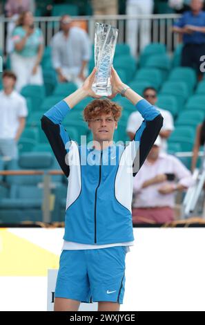 Miami, Vereinigte Staaten Von Amerika. 31. März 2024. MIAMI GARDENS, FLORIDA - MÄRZ 31: Jannik Sinner of Italy wird mit der Siegertrophäe beim Herrenfinale der Miami Open am 31. März 2024 im Hard Rock Stadium in Miami gesehen (Foto: Alberto E. Tamargo/SIPA USA) Credit: SIPA USA/Alamy Live News Stockfoto