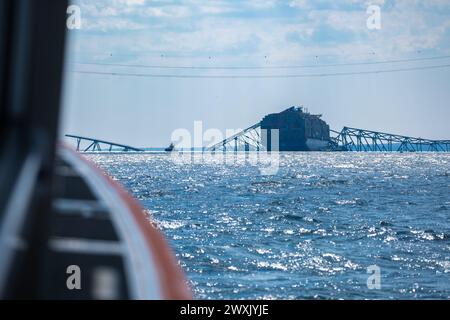 Eine Küstenwache der Milford Haven 29-Foot Response Boat-Crew bewertet den Zusammenbruch der Francis Scott Key Bridge in Baltimore, Maryland, am 29. März 2024. Die Key Bridge wurde am 26. März 2024 von dem unter Singapur fahrenden Frachtschiff Dali geschlagen. (Foto der US-Küstenwache von Petty Officer 1st Class Brandon Giles) Stockfoto