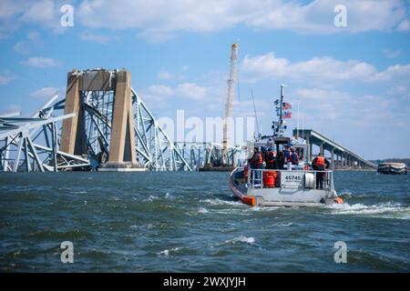 Linda L. Fagan, Kommandant der Küstenwache, Vize-ADM Peter W. Gautier, Vize-Kommandant für Operationen, Gouverneur Wes Moore, Gouverneur von Maryland, und Bürgermeister Brandon Scott, Bürgermeister von Baltimore, Durchfuhr mit einem Boot der Küstenwache, um den Zusammenbruch der Francis Scott Key Bridge in Baltimore, Maryland, am 29. März 2024 zu beurteilen. Die Key Bridge wurde am 26. März 2024 von dem unter Singapur fahrenden Frachtschiff Dali geschlagen. (Foto der US-Küstenwache von Petty Officer 1st Class Brandon Giles) Stockfoto