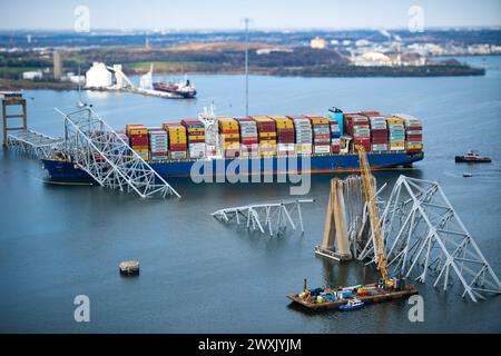 Die Crew der Küstenwache Elizabeth City MH-60 Jayhawk führt am 29. März 2024 eine Überflugbeurteilung des Zusammenbruchs der Francis Scott Key Bridge in Baltimore, Maryland durch. Die Key Bridge wurde am 26. März 2024 von dem unter Singapur fahrenden Frachtschiff Dali geschlagen. (Foto-Illustration der US-Küstenwache von Petty Officer 1st Class Brandon Giles) Stockfoto