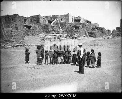 Foto einer Gruppe von etwa 22 Hopi-Kindern, die hintereinander auf Süßigkeiten warten, Oraibi, Arizona, ca. 1898 Stockfoto