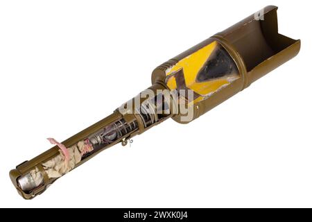 RKG-3 sowjetische Panzerabwehrgranate. Dummy-Version mit Cutaway. Isoliert auf weißem Hintergrund. Stockfoto