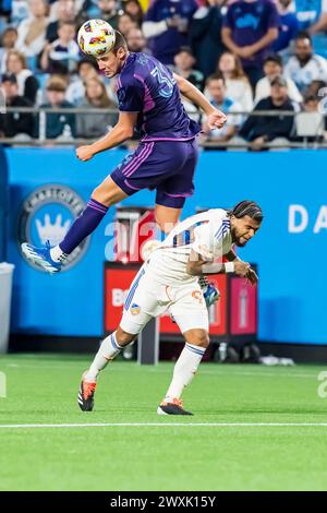 Charlotte, NC, USA. 30. März 2024. Charlotte FC Mittelfeldspieler ANDREW PRIVETT (USA) kämpft um den Ball beim Charlotte FC gegen den FC Cincinnati im Bank of America Stadium in Charlotte, NC. (Credit Image: © Walter G Arce SR Grindstone Medi/ASP) NUR REDAKTIONELLE VERWENDUNG! Nicht für kommerzielle ZWECKE! Stockfoto