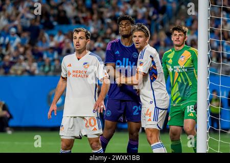 Charlotte, NC, USA. 30. März 2024. Der FC Cincinnati Defender NICK HAGGLUND (USA) kämpft im Bank of America Stadium in Charlotte, NC, um die Position beim Charlotte FC gegen den FC Cincinnati. (Credit Image: © Walter G Arce SR Grindstone Medi/ASP) NUR REDAKTIONELLE VERWENDUNG! Nicht für kommerzielle ZWECKE! Stockfoto