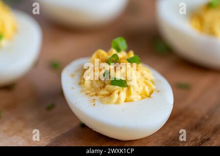 Nahaufnahme von Teufeleiern auf einem mit Schnittlauchschnitten garnierten Schneidebrett Stockfoto