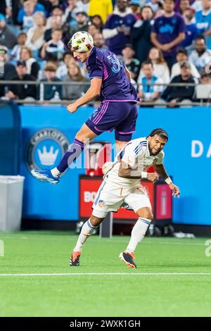 Charlotte, NC, USA. 30. März 2024. Charlotte FC Mittelfeldspieler ANDREW PRIVETT (USA) kämpft um den Ball beim Charlotte FC gegen den FC Cincinnati im Bank of America Stadium in Charlotte, NC. (Credit Image: © Walter G Arce SR Grindstone Medi/ASP) NUR REDAKTIONELLE VERWENDUNG! Nicht für kommerzielle ZWECKE! Stockfoto