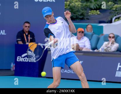 Miami Gardens, Usa. 31. März 2024. Jinnik Sinner aus Italien trifft am Sonntag, den 31. März 2024, im Finale der Miami Open man im Hard Rock Stadium in Miami Gardens, Florida, einen Vorhand-Schuss auf Grigor Dimitrov aus Bulgarien. Sinner besiegte Dimitrov 6-3, 6-1. Fotos von Gary i Rothstein/UPI Credit: UPI/Alamy Live News Stockfoto